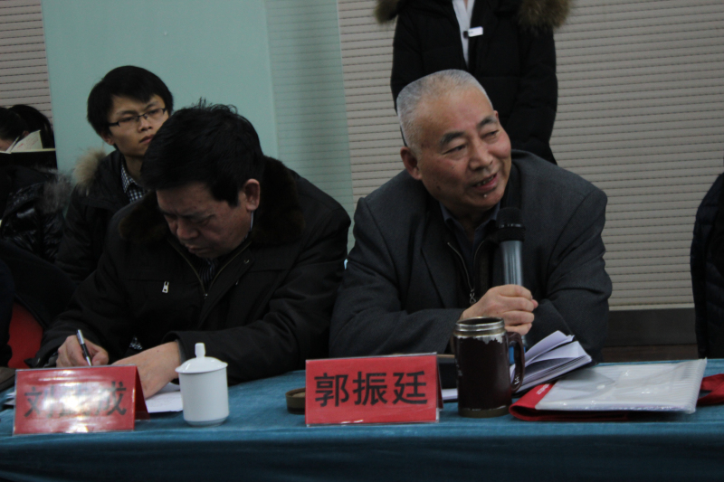 郭振廷 男，1945年生，河南永城县人。毕业于郑州工学院机械系。现任郑州工业大学材料系副教授兼中国机械工程学会会员，中国铸铁及铸铁熔炼专委会委员，全国铸造科技成果市场常务董事，河南省铸学造学地理事，郑州市铸造学会副理事长。他多年从事教学，主讲课程有:专业基础课冶金原理，专业课铸造合金及熔炼等等，并从事与这些课程有关的科研工作。科研主攻方向为:"铸态球墨铸铁"、"多元低合金高强度抗磨钢"。他主持的省重点攻关项目及横向科研多项，其中5项通过省级鉴定，6次荣获科技进步奖(省级3次，厅局级3次)，多次荣获院、省级"科技先进工作者"称号与及受院级嘉奖。他扶植的企业，如林县日月神集团、辉县汽车配件厂等增进了产值、利润连续多年翻番，获得了好的经济效益和社会效益。他发表论文30多篇，主要有:《主要工艺因素对球墨铸铁中硬点的影响》《球磨机衬板受力和失效形式的分析及衬板的合理使用》等。他发表的论文多次被中外重要刊物转登或摘登，如《中国机械工程文摘》、美国的《化学文摘》《金属文摘》、俄罗斯的《机械制造工艺文摘》等。其业绩已载入《当代中 科学家与发明家大辞典》，《世界名人录》等重要历史文献中。
