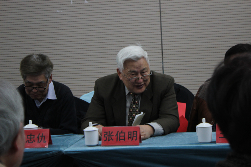 张伯明，1939年10月生。1966年清华大学铸造专业研究生毕业。1982年8月至1984年1月在德国进修。研究员，曾任中国机械工艺协会理事长、中国铸造协会顾问、中国稀土协会稀土在铸造合金中应用委员会主任、中国农业机械化学研究院副院长，享受国务院特殊津贴专家。共发表著作论文50多篇，曾获国家科技进步二等奖一项、三等奖一项，省部级科技进步一等奖一项、二等奖二项。