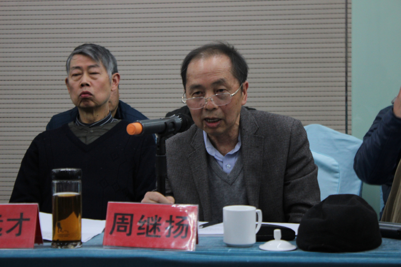 周继扬教授，936年生，1959年毕业于大连工学院（现为大连理工大学），1983 年赴西德留学，86年在德国亚琛工业大学获博士学位,随后在Buderus 公司研究发展部工作。现任中国铸造学会理事，全国铸铁及熔炼委员会委员，“铸造”杂志及“现代铸造”杂志编委。多年来一直从事铸造合金材料及工艺研究，回国后还开展了铸件表面工程及金属喷射成形新领域的研究工作。于中、外重要期刊杂志上发表论文40余篇，在军事家级出版社出版著作3本，德国出版专著一本。近年来,获多项科研成果，大多数已在中、外企业使用，获德国专利一项，上海科技振兴一等奖一项。