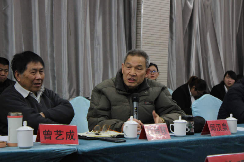 邱汉泉（1937—）福建龙岩人。山东大学毕业，高级工程师在山东省机械设计研究院从事科研工作；山东省委授予首批“山东省专业技术拔尖人才”称号：被国务院人事部授予“国家有突出贡献的中青年专家”称号；享受国务院特殊津贴：曾任中国稀土学会铸造专业委员会委员、全国铸造信息特聘专家。在国内外发表论着50余篇；获国家级科技进步三等奖二项，省、部级科技进步—等奖—项、二等奖三项、三等奖五项，获我国专利三项。曾被作为高级访问学者被公派到美国进行专题研究。