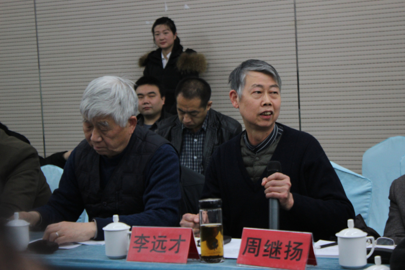 李远才，1951年11月生，湖北仙桃人。1976年毕业于华中科技大学（原华中工学院）铸造专业。1986年获日本东京大学工学硕士学位。1990年获华中理工大学工学博士学位。现任华中科技大学材料学院教授，博士生导师。研究方向为造型材料与铸造工艺。发表学术论文60余篇，出版著作3部。长期从事铸造涂料的研究与应用，其中3项铸造涂料成果获省级科技成果鉴定，1项获部级科技进步奖。现任中国机械工程学会铸造分会学术委员会委员、造型材料委员会委员，湖北省机械工程学会铸造分会理事长，《铸造工程》杂志编委等。