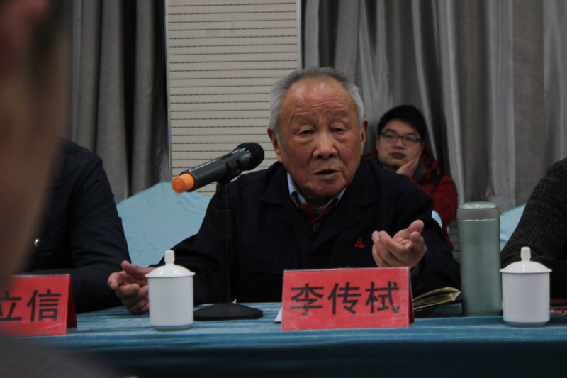 李传栻，1952年7月于清华大学机械工程系毕业后，被分配到北京618厂工作，先后为技术员、工程师、高级工程师、研究员级高级工程师。曾担任铸造车间副主任、项目主设计人、铸造实验室负责人等职务。1992年退休后至今在中国铸造协会工作，曾任咨询部主任，现在是中国铸造协会顾问。曾任，《铸造》杂志副主编
，兵器工业部科学技术委员会委员，全国铸造标准化技术委员会委员，全国铸造标准化技术委员会铸钢标准分技术委员会主任委员。




