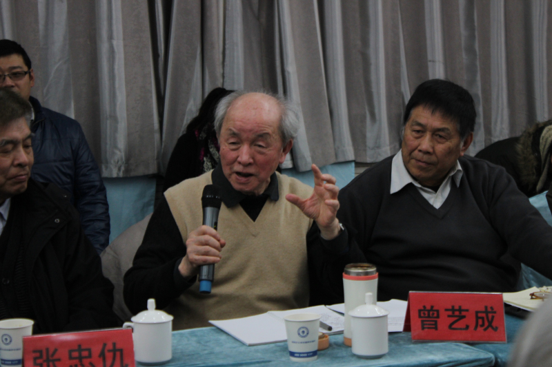 曾艺成1958年毕业于清华大学机械系，后在机械科学研究总院工作。曾担任机械工业生产力促进中心副总工程师、稀土学会铸造合金专业委员会委员、全国铸造学会铸铁及熔炼专业委员会主任委员等。主要从事铸造合金及铸造成形技术研究，特别是球墨铸铁、等温淬火球铁（ADI）、稀土在铸铁中应用等试验、生产和推广工作。