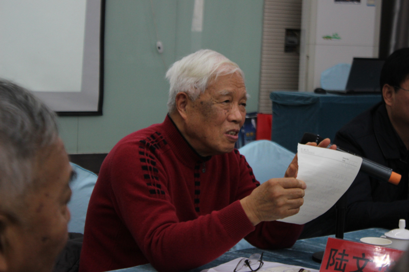 陆文华 男，1930年 7月出生。江苏无锡市人。汉族。本科学历。英语可读、听、说、写。俄语可读专业书刊。教授。曾任西安交通大学铸造教研室副主任、主任；陕西省铸造学会理事长，现任陕西省铸造学会顾问，《铸造技术》杂志副主编。科研成果有稀土镁球墨铸铁型材水平连续铸造装备、工艺及组织性能的研究，获机械电子部科技进步一等奖、获国家科技进步二等奖；提高高铬铸铁耐磨性的新工艺；获国家发明四等奖；PZM型平盘磨煤机高铬铸铁辊套及衬板，获陕西省人民政府科技成果二等奖。电力工业部三等奖；高铬铸铁的磨损机理及合金化，获机械部科技三等奖。已出版主要著作：《铸铁及其熔炼》（全国通用教材，机工出版社，1961）；《铸铁及其熔炼》（全国通用教材，机工出版社，1981）；《铸造合金及其熔炼》（全国通用教材，机工出版社，1996）；铸造手册第一卷《铸铁》（机工出版社，1993）。并在国内外杂志及会议上发表论文（80年代后）共90余篇。学科专长：铸造金属材料。研究方向：各种铸铁。最专长的是铸态球墨铸铁铸造及铸铁型材水平连铸。

