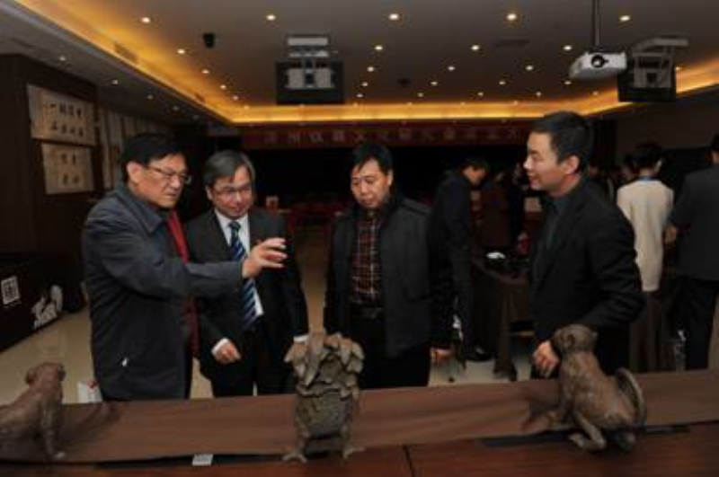 现场嘉宾品鉴泽州铁器