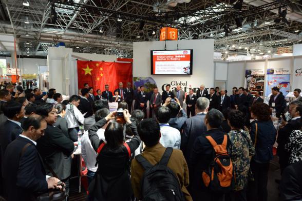 中国日现场人头攒动，热闹非凡